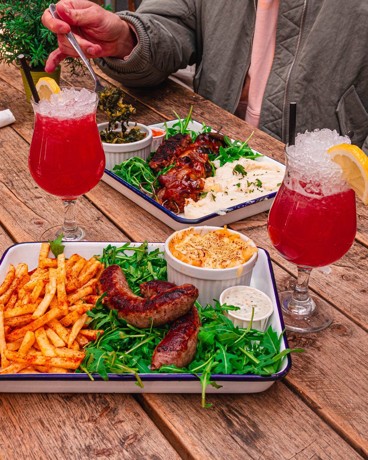 Boerewors tray with chips and red cocktails